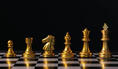 Satranç tahtası oyunu başarılı rekabet zekayı kullanır. Savaş Kralı konseptleri, stratejik liderlik, planlama ve iş hayatında karar verme. Zafer için takım çalışması