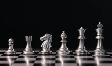 Satranç tahtası oyunu başarılı rekabet zekayı kullanır. Savaş Kralı konseptleri, stratejik liderlik, planlama ve iş hayatında karar verme. Zafer için takım çalışması