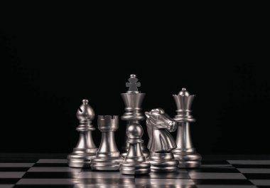 Satranç tahtası oyunu başarılı rekabet zekayı kullanır. Savaş Kralı konseptleri, stratejik liderlik, planlama ve iş hayatında karar verme. Zafer için takım çalışması