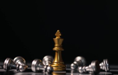 Satranç tahtası oyunu başarılı rekabet zekayı kullanır. Savaş Kralı konseptleri, stratejik liderlik, planlama ve iş hayatında karar verme. Zafer için takım çalışması