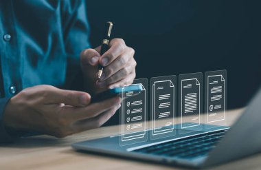 İşadamı bir dizüstü bilgisayardaki verileri yönetir, belgeleri dijital elektronik olarak dosyalar. Atılgan Kaynak Planlama Sistemi (İngilizce: Enterprise Resource Planning System veya ERP), Veritabanında kayıtlı bir yazılım. iş kağıtsız