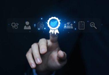 Dijital teknoloji simgesini işaretle. En iyi kalite güvence hizmeti konsepti, ürün performans güvencesi ve sektör lideri ISO sertifikası.