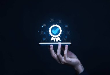 Dijital teknoloji simgesini işaretle. En iyi kalite güvence hizmeti konsepti, ürün performans güvencesi ve sektör lideri ISO sertifikası.