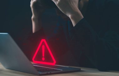 Dizüstü bilgisayar sistem arızası uyarısı gösteriyor. Konsept uyarısı spam, internet sitesi teknolojisi riski dijital. bir bilgisayar saldırıya uğradığında uyarı tehlikesi siber hata sembolü, sızıntı yazılım verisi