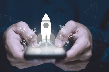 El bir roket gösteriyor. Girişimcilik, Girişimcilik Fikri ve Çevrimiçi Dijital İş Konsepti. Pazarlama, Teknoloji ve Başarı arayüzü üzerindeki ağ bağlantısı
