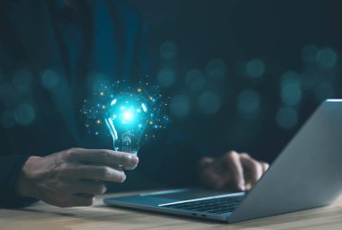 İş adamı ampul teknolojisine sahip dijital enerji elektriği. Yaratıcı yeni iş çözümleri kavramı. Liderlik dehası vizyon, strateji, bilgi ve uzmanlıktır.