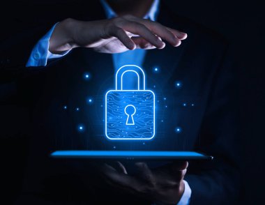 İş adamı sanal ekranda bir kilit simgesi seçer. İnternet ağı güvenliği konsepti, web sitesi bağlantısı. Sanal saldırıları önlemek için dijital teknoloji, kullanıcı mahremiyeti şifrelemesi