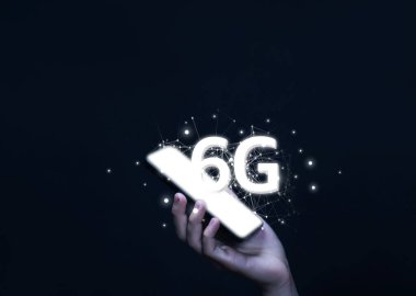 Hologram 6G dijital teknoloji, dünyadaki bilgilere erişim. 6G kablosuz internet ağı kavramı veya IOT, yüksek hızlı iletişim bağlantısı.