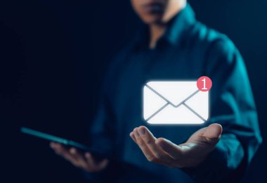 Simge yeni e- posta, dizüstü bilgisayardan bilgi iletisi gönder. Dijital ortamda akıllı SMS postaları. İş iletişimi haber bülteni kavramı. Sosyal medya pazarlama. Web 'e metin yaz