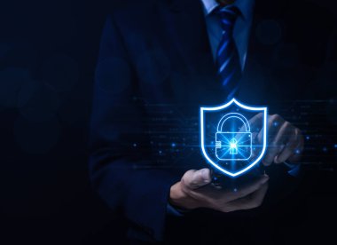 Kalkan kilidi simgesi akıllı telefondaki güvenli siber teknolojidir. Dolandırıcılık konsepti, gizlilik veri koruması ve güvenli bilgi işi. İnternet dijital ağ güvenliğini engelle