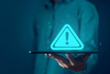 Tablet sistem arızası uyarısı gösteriyor. Konsept uyarısı spam, internet sitesi teknolojisi riski dijital. bir bilgisayar saldırıya uğradığında uyarı tehlikesi siber hata sembolü, sızıntı yazılım verisi