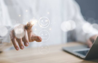 En iyi geri bildirim müşterisi, dokunmatik mutlu gülümseme, müşteriyi gözden geçirme, iş kalitesinde pozitif deneyim. İnternet sitesinde dijital ortamda kullanıcıya hizmet ederken tatmin anketi kavramı.