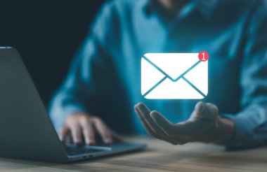 Dizüstü bilgisayardan bilgi mesajı gönder. simge yeni e-posta, akıllı SMS dijital posta. İş iletişimi haber bülteni kavramı. Sosyal medya pazarlama. Web 'e metin yaz