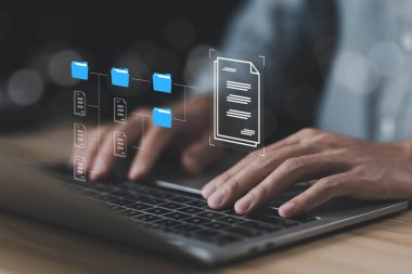 İş adamı, bir dizüstü bilgisayardaki elektronik dosyaların veri dökümanlarını yönetiyor. Atılgan Kaynak Planlama Sistemi (İngilizce: Enterprise Resource Planning System veya ERP), Veritabanında kayıtlı bir yazılım. iş kağıtsız