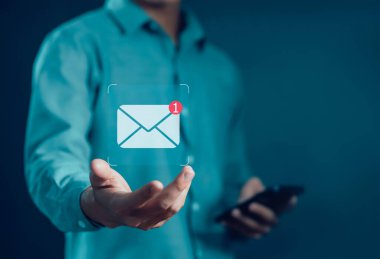 Telefondan bir bilgi iletisi ve simge yeni e-posta gönder. Dijital ortamda akıllı SMS postaları. İş iletişimi haber bülteni kavramı. Sosyal medya pazarlama. Web 'e metin yaz
