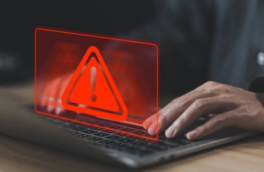 Bilgisayar sistem arızası ve uyarı spam belirtileri gösteriyor. konsept tehlike eğer bir bilgisayar saldırıya uğrarsa siber hata sembolü, internet sitesi teknolojisi riski, yazılım verisi sızıntısı
