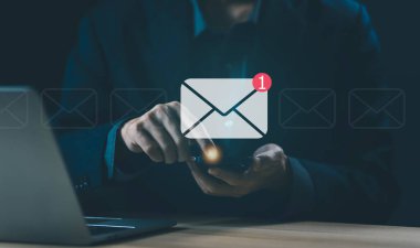 Telefondan bir bilgi iletisi ve simge yeni e-posta gönder. Dijital ortamda akıllı SMS postaları. İş iletişimi haber bülteni kavramı. Sosyal medya pazarlama. Web 'e metin yaz