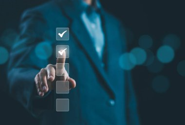 Kişi kutunun üzerindeki işaretleri işaretler. Konsept denetimi, kontrol listesi sıralaması, dokümanlar listesindeki kontrol formu. işletme görev ayrıntısını ve değerlendirme tiki işaretini doğruladı
