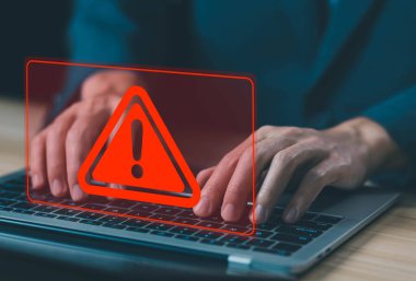 Bilgisayar sistem arızası ve yazılım verisi sızıntısı belirtileri gösteriyor. bir bilgisayar saldırıya uğradığında konsept uyarı tehlikesi siber hata sembolü, bildirim spam, web sitesi riski