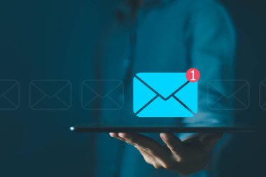 Tabletten bilgi iletisi gönder, simge yeni e- posta. Dijital ortamda akıllı SMS postaları. İş iletişimi haber bülteni kavramı. Sosyal medya pazarlama. Web 'e metin yaz