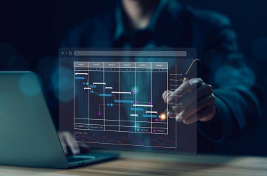 İş adamı program yönetimi Gantt 'ın zaman çizelgesini internette gösteriyor. konsept proje planlayıcısı yazılım, iş güncellemesi ve iş akışı, kilometre taşlarını yönetme, atama personeli