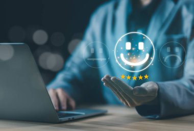 5 yıldızlı müşteri değerlendirmesi, ikon gülüşü, en iyi geri bildirim müşterisi. İnternet sitesinde dijital ortamda kullanıcıya hizmet ederken tatmin araştırması kavramı. deneyim iş kalitesinde pozitif