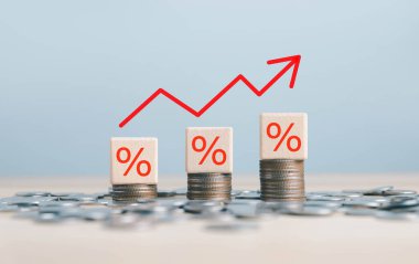 Faiz oranları yükseliyor. Bankaların enflasyonu artıyor. Faiz bankası, borç ekonomisi, vergi ve kredi yüzdesi kavramı.