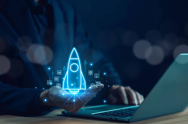 İşadamı ve roketler yukarı uçmaya ve ağ hattı bağlantısı kurmaya başlar ve strateji başlangıç büyümesi başlatır. Girişim konsepti geliştirme projesi dijital teknoloji liderlik fikri