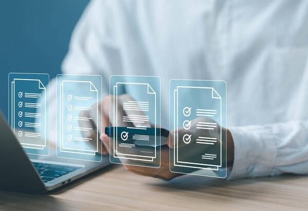 человек ставит галочку на телефоне и ноутбуке. по списку документов, проверьте форму онлайн. концепция бизнес проверки детализации задачи и оценки галочку, порядок процесса контрольного списка.