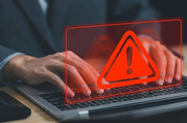 Bilgisayar sistem arızası ve yazılım verisi sızıntısı belirtileri gösteriyor. bir bilgisayar saldırıya uğradığında konsept uyarı tehlikesi siber hata sembolü, bildirim spam, web sitesi riski