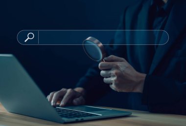 İş adamı dizüstü bilgisayar kullanıyor, arama çubuğunu göster. İnternet sitesi konsepti iş ve kariyer bulmak için internet tarayıcı bilgileri, SEO optimizasyonu, araç dijital çevrimiçi. anahtar sözcük arama motorları