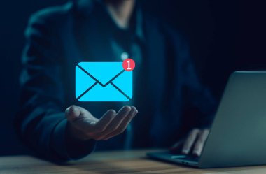 Dizüstü bilgisayardan bir bilgi iletisi gönder, simge yeni e- posta. Dijital ortamda akıllı SMS postaları. İş iletişimi haber bülteni kavramı. Sosyal medya pazarlama. Web 'e metin yaz