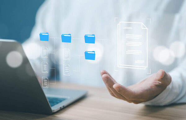 бизнесмен управляет данными на ноутбуке, без документов. Документы цифровые электронные. Концепция Enterprise Resource Planning System или ERP представляет собой программное обеспечение для управления записью в базе данных.