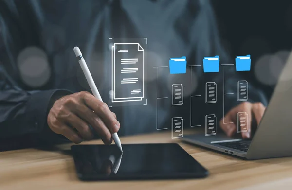 İş adamı, bir dizüstü bilgisayardaki elektronik dosyaların veri dökümanlarını yönetiyor. Atılgan Kaynak Planlama Sistemi (İngilizce: Enterprise Resource Planning System veya ERP), Veritabanında kayıtlı bir yazılım. iş kağıtsız