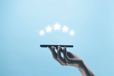 El, müşterinin 5 yıldızlı değerlendirmesini gösterir, en iyi geri bildirim müşterisi. İnternet sitesinde dijital ortamda kullanıcıya hizmet ederken tatmin araştırması kavramı. deneyim iş kalitesinde pozitif