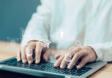 Bilgisayarda sanal ekranda e-öğrenme simgesi, İnternet sitesinde kütüphane. konsept öğrenme, kurs eğitimi, dijital eğitim ve giyim teknolojisi. İnternetten ders öğrenme e-kitabı
