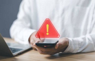 Akıllı telefon sistem arızası ve uyarı spam sinyali gösteriyor. Bir bilgisayar siber hata sembolüne saldırıldığında konsept tehlike uyarısı yapar, internet sitesi teknolojisi dijital ortamda risk taşır. sızıntı yazılım verisi