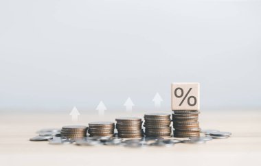 Yüzde ikon ve ok yükseliyor. Enflasyon bankaların faiz oranlarını artırır. Faiz bankası konsepti, borç ekonomisi, vergi ve kredi konut yüzdesi ve iş karında büyüme