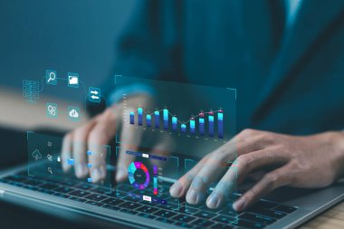 Analist sistem veritabanını yönetir ve bilgisayarda bir gösterge tablosu gösterir. konsept analiz veri planı, analitik iş ve rapor. platform dijital teknolojisi üzerine araştırma