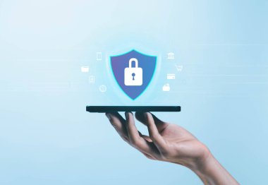 Kilit işaretli siber güvenlik interneti, güvenli veri. Çevrimiçi bir sistemde şifre ve gizlilik kavramı, saldırıları suç korsanlarından ve siber virüslerden korumak. bilgi teknolojisi dijital