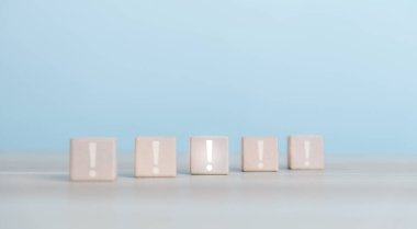 Tahta blok bir ikon ünlem işareti gösteriyor. Dikkat. Uyarı, uyarı ya da fikir kavramı. İş ve güvenlikte önemli bilgiler