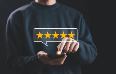 5 yıldızlı müşteri değerlendirmesi. İnternet sitesinde kullanıcının hizmetinde memnuniyet anketi kavramı. en iyi geribildirim müşterisi, iş dünyasının en yüksek kalitesinde deneyim