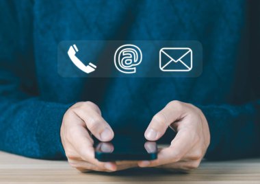 Müşteri desteği için dizüstü bilgisayar kullanan işadamı bir iletişim simgesi (adres, telefon, e-posta, cep telefonu, arama) gösterir. Posta sitelerinden yardım iş hizmetlerinin dijital teknolojisi