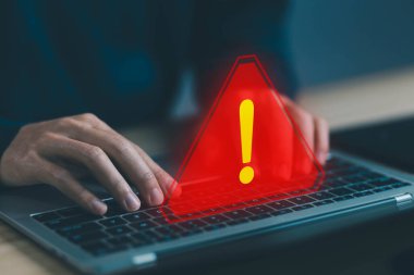 Dizüstü bilgisayar sistem arızası uyarısı gösteriyor. Konsept uyarısı spam, internet sitesi teknolojisi riski dijital. bir bilgisayar saldırıya uğradığında uyarı tehlikesi siber hata sembolü, sızıntı yazılım verisi