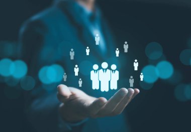 İnsan kaynakları müdürü, İnsan Kaynakları veya CRM. Şirket hizmeti kavramı, dünya genelinde müşteri toplama, ağ bağlantıları, işe alma ve işe alma süreci insanları ve iş dünyasını dijital teknolojiyle yönetir.