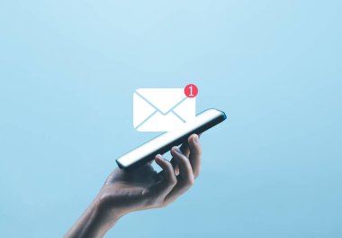 Akıllı telefonu tutan el, yeni e- posta için simgeyi gösterir, bilgi iletisi gönder. Dijital ortamda akıllı SMS postaları. İş iletişimi haber bülteni kavramı. sosyal medya pazarlaması.