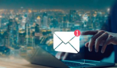 Dizüstü bilgisayardan yeni bir ikon e- posta. Bilgi iletisi gönder. Dijital ortamda akıllı SMS postaları. İş iletişimi haber bülteni kavramı. Sosyal medya pazarlama. Web 'e metin yaz