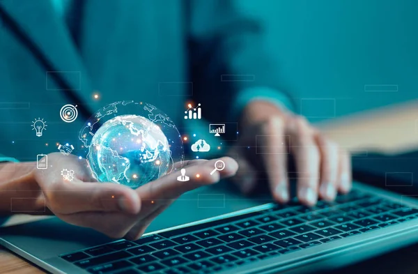 El küreyi gösteriyor. Küresel internet bağlantısı kavramı büyük veri dijital bağlantı teknolojisi ve iş dünyası dijital pazarlaması. İnternet bankacılığı, finans, iş teknolojisi uluslararası pazar