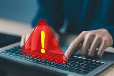 Dizüstü bilgisayar sistem arızası uyarısı gösteriyor. Konsept uyarısı spam, internet sitesi teknolojisi riski dijital. bir bilgisayar saldırıya uğradığında uyarı tehlikesi siber hata sembolü, sızıntı yazılım verisi