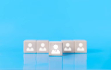 Tahta blok bir ikon insanı gösteriyor. İnsan kaynakları yöneticisi konsepti, İK, müşteri toplamak için şirket hizmeti, dünya çapında ağ bağlantıları, işe alım ve işe alım süreçleri insanları ve işyerlerini yönetir